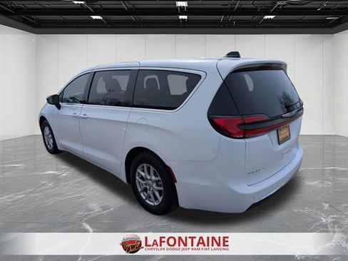 Certified 2024 Chrysler Pacifica Touring-L image 3