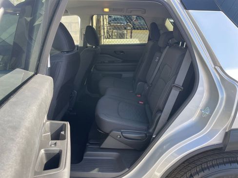 Used 2025 Nissan Pathfinder SV image 25