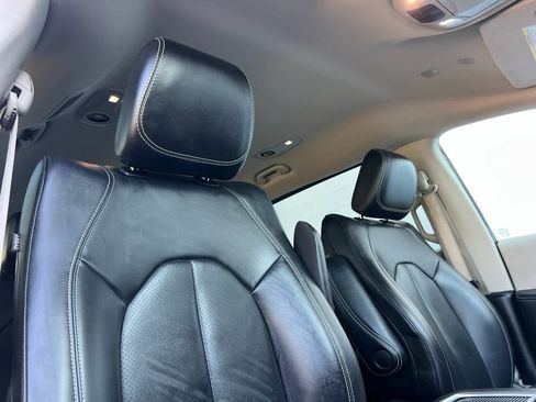 Used 2023 Chrysler Pacifica Touring-L image 19