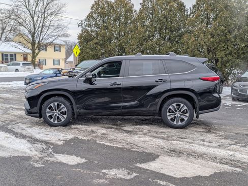 Used 2023 Toyota Highlander XLE image 12