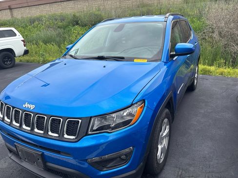 Used 2018 Jeep Compass Latitude FWD image 2