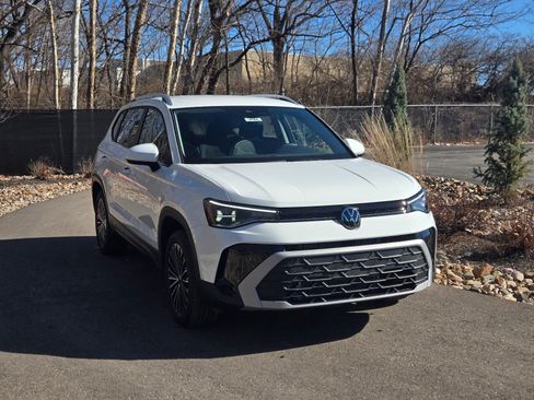 New 2026 Volkswagen Taos SE FWD image 7