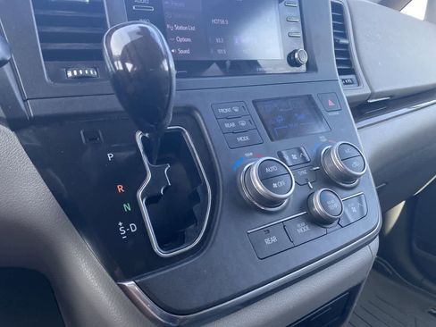 Certified 2018 Toyota Sienna XLE FWD image 19