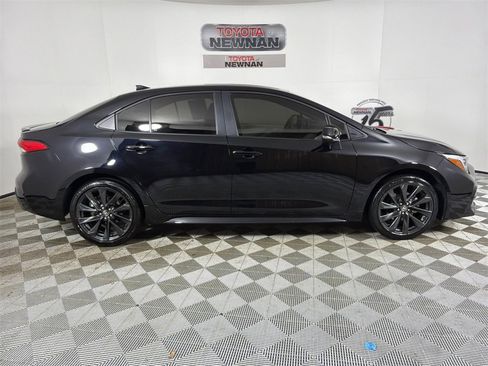 Used 2025 Toyota Corolla SE image 2