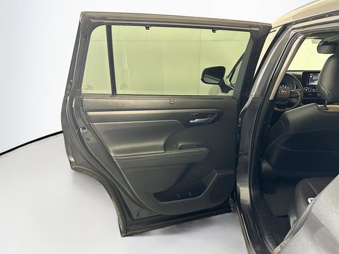Used 2021 Toyota Highlander XLE image 28