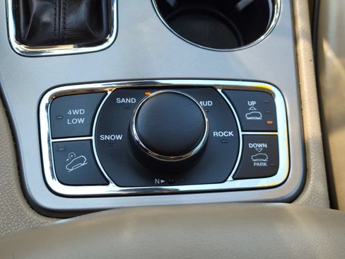 Used 2020 Jeep Grand Cherokee Overland AWD/4WD image 25
