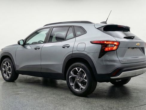 Used 2025 Chevrolet Trax LT FWD image 6