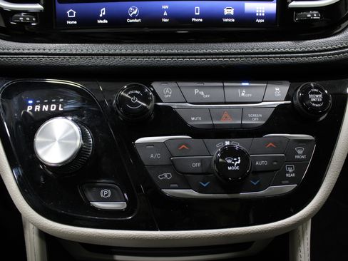 Used 2024 Chrysler Pacifica Limited image 22