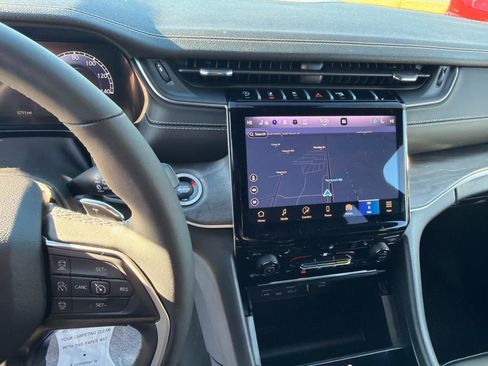 Used 2025 Jeep Grand Cherokee Limited w/ Black Appearance Package image 12