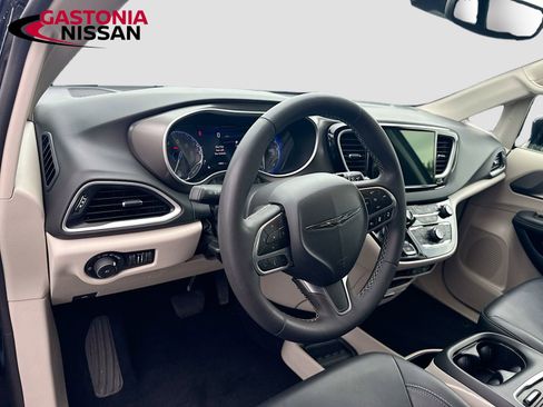 Used 2024 Chrysler Pacifica Touring-L FWD image 11