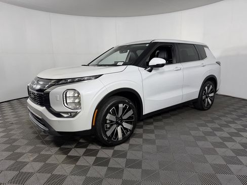 Used 2025 Mitsubishi Outlander SE image 3