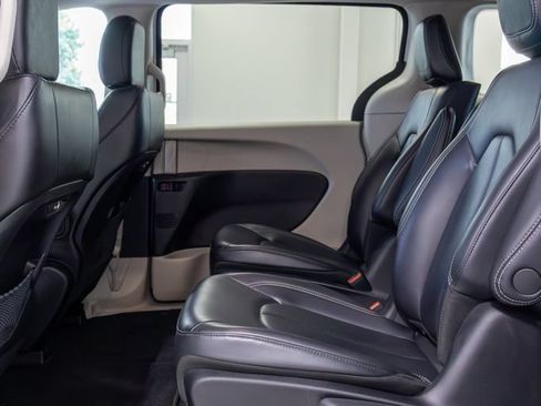 Used 2023 Chrysler Pacifica Touring-L FWD image 14