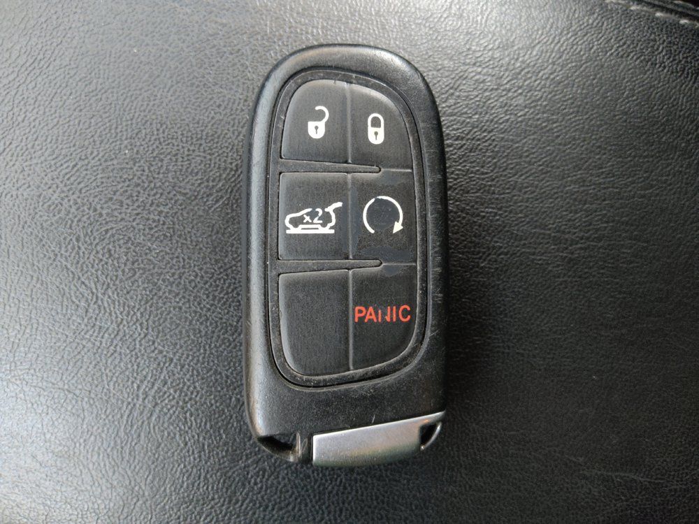 Used 2019 Jeep Cherokee Latitude Plus w/ Comfort/Convenience Group FWD image 32
