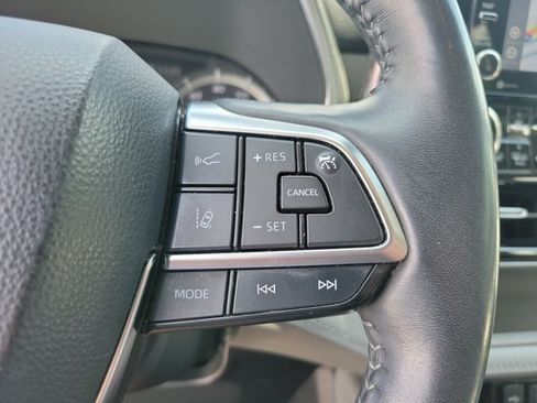 Used 2021 Toyota Highlander Limited FWD image 18