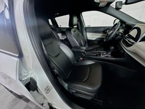 Used 2025 Jeep Compass Limited image 29