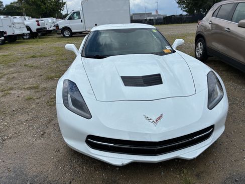 Used 2019 Chevrolet Corvette Stingray Coupe w/ 1LT RWD image 2