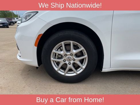 Used 2024 Chrysler Pacifica Touring-L FWD image 17
