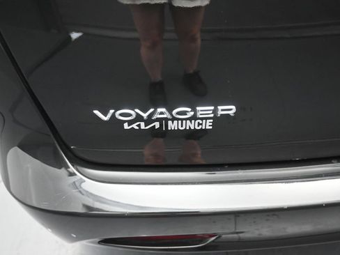 Used 2023 Chrysler Voyager LX FWD image 10
