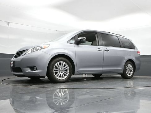 Used 2014 Toyota Sienna XLE FWD image 36
