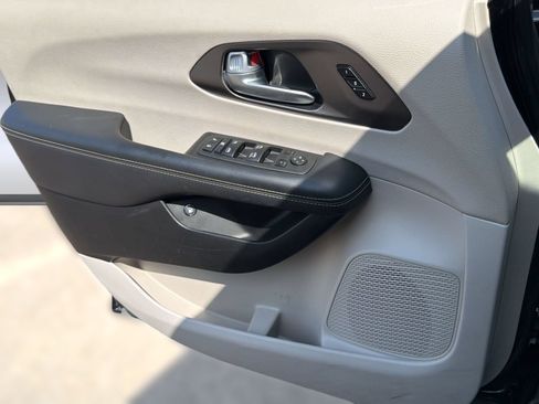Used 2024 Chrysler Pacifica Touring-L FWD image 12
