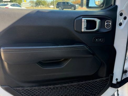 Used 2020 Jeep Wrangler Unlimited Sahara image 12