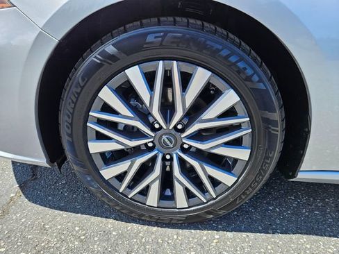 Used 2024 Nissan Altima 2.5 SV FWD image 11
