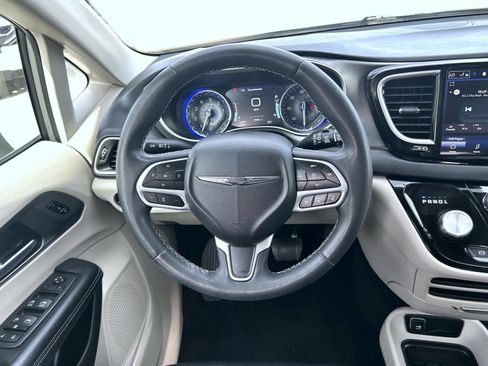 Used 2023 Chrysler Pacifica Touring-L FWD image 12