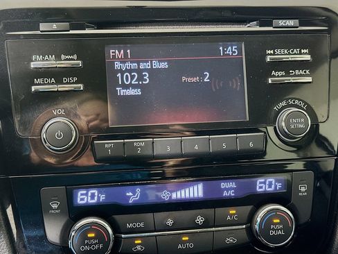 Used 2016 Nissan Rogue SV FWD image 14