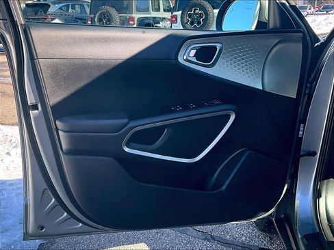 Used 2023 Kia Soul LX w/ LX Technology Package image 9