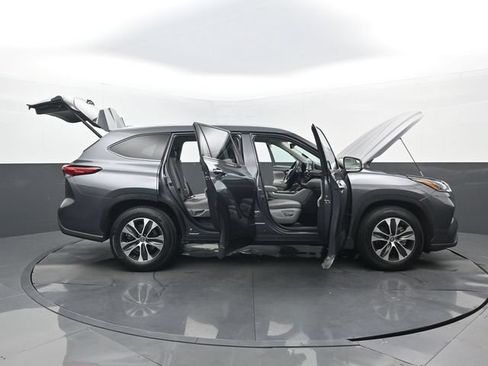 Used 2020 Toyota Highlander XLE FWD image 34