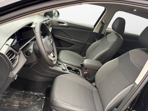 Used 2026 Volkswagen Taos SE image 9