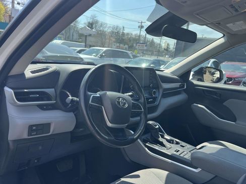 Used 2022 Toyota Highlander LE AWD/4WD image 20