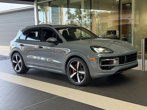 Certified 2025 Porsche Cayenne GTS AWD/4WD image 4