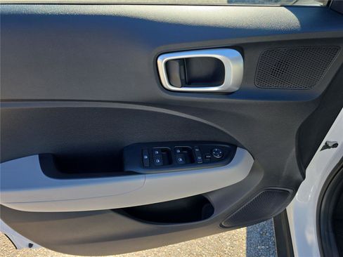 Certified 2025 Hyundai Venue SEL image 17