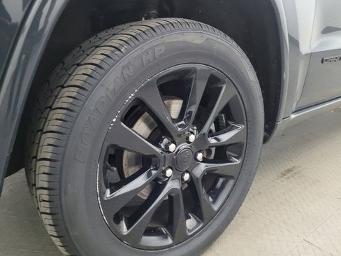 Used 2017 Jeep Grand Cherokee Altitude AWD/4WD image 31