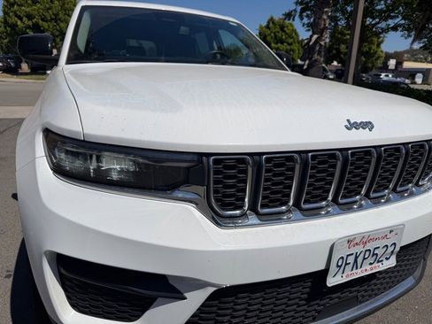 Certified 2023 Jeep Grand Cherokee Laredo RWD image 2