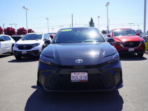 Used 2025 Toyota Camry SE FWD image 4