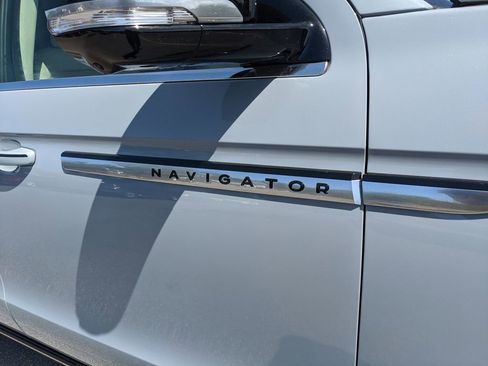 Used 2025 Lincoln Navigator Reserve AWD/4WD image 9
