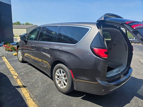 Used 2023 Chrysler Pacifica Touring-L FWD image 4