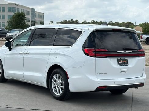 Used 2023 Chrysler Pacifica Touring-L FWD image 7