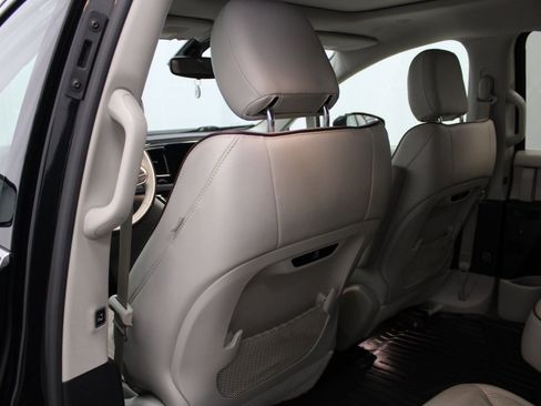 Used 2020 Chrysler Pacifica Limited image 19