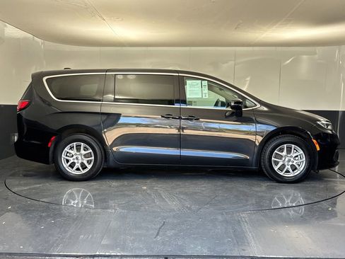 Used 2023 Chrysler Pacifica Touring-L image 2