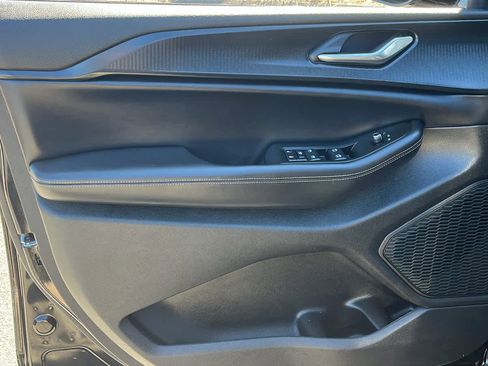 Used 2025 Jeep Grand Cherokee Altitude image 11