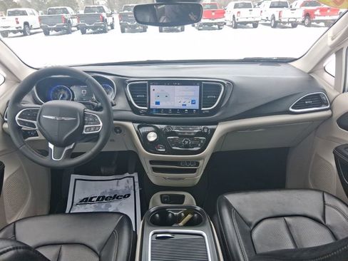 Used 2024 Chrysler Pacifica Touring-L image 21