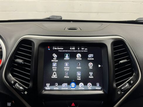 Used 2018 Jeep Cherokee Latitude Plus w/ Cold Weather Group AWD/4WD image 22