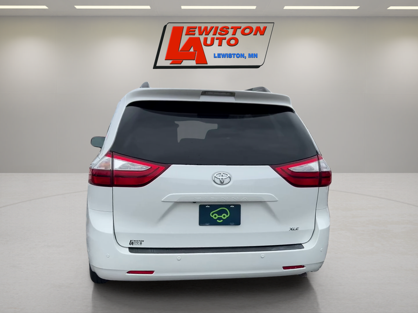 Used 2017 Toyota Sienna XLE FWD image 4