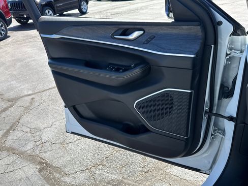 Used 2021 Jeep Grand Cherokee L Limited image 18