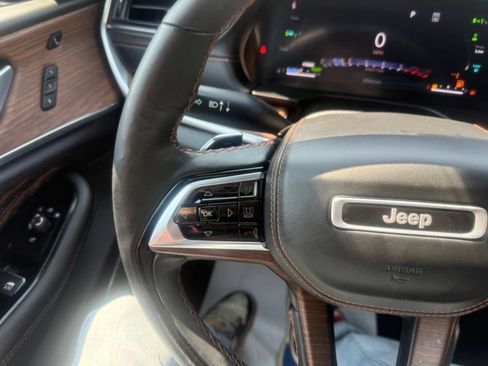 Used 2023 Jeep Grand Cherokee Summit w/ Advanced Protech Group IV AWD/4WD image 17