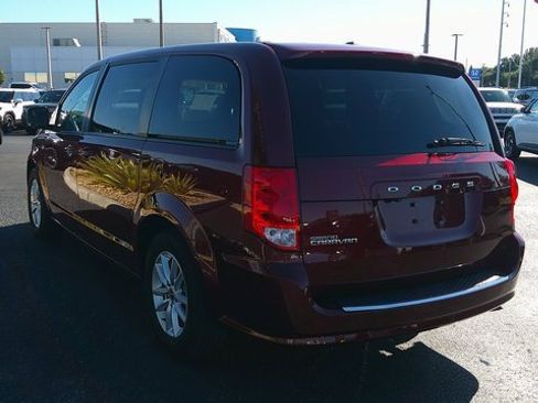 Used 2019 Dodge Grand Caravan SE image 3