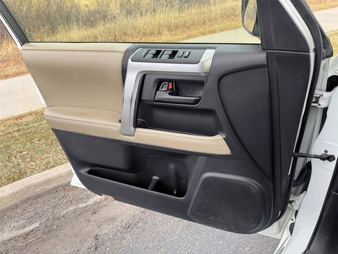 Used 2013 Toyota 4Runner SR5 image 12